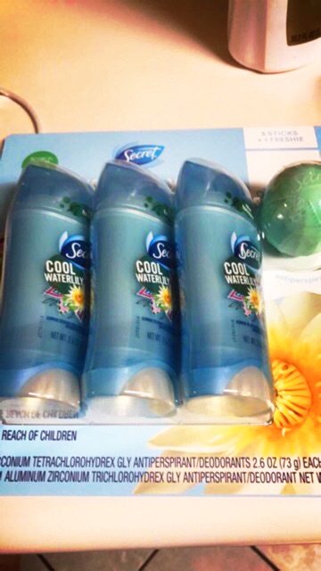 Sáp lăn nách nữ