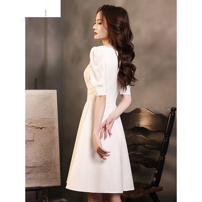 Đầm trắng ôm eo cao lệch tà thời trang mùa thu 2021