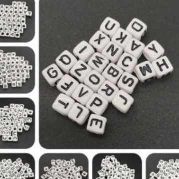5-10 hạt nhựa, hạt chữ cái nền trắng chữ đen - hạt nhựa vuông đan vòng, chọn chữ cái