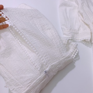Váy trắng tay bồng phối ren