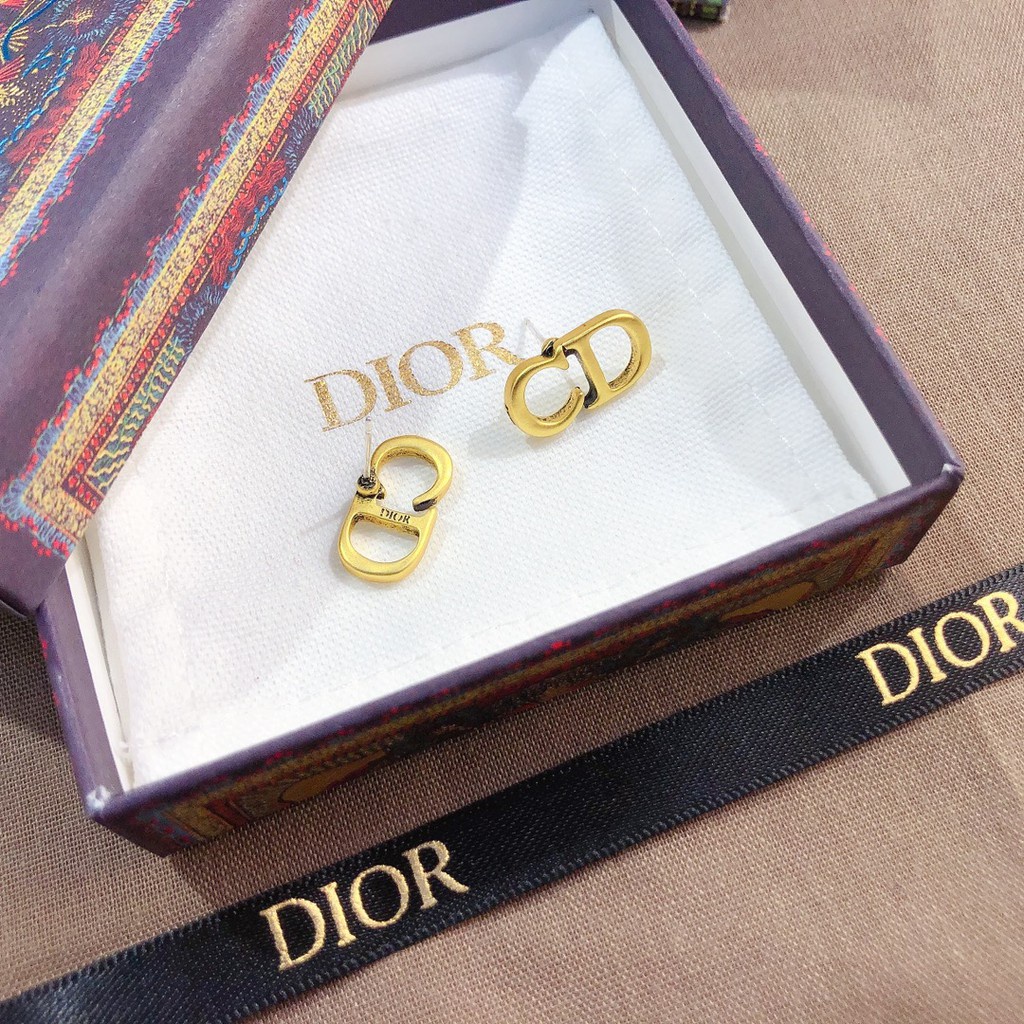 Khuyên tai Dior kiểu dáng độc đáo nữ tính thanh lịch