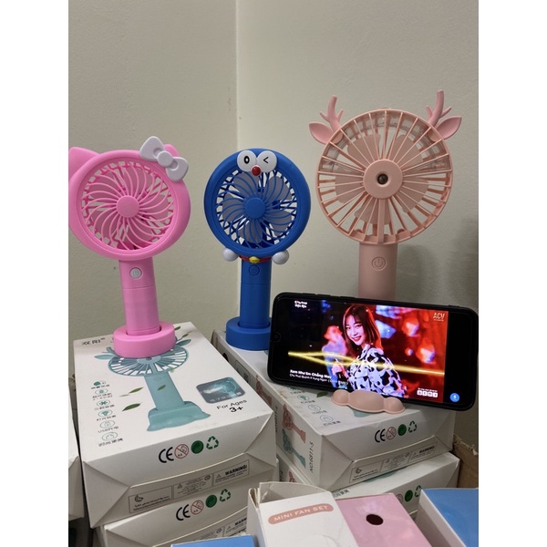 Quạt phun sương cầm tay kèm giá đỡ điện thoại. Quạt hoạt hình mini doraemon sạc pin giá rẻ.