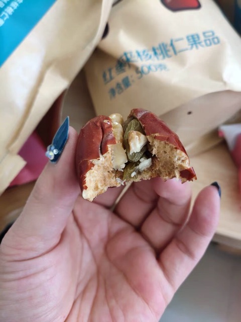 Táo đỏ kẹp óc chó và nho khô