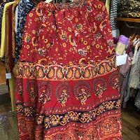 Chân váy boho, Ấn Độ tông đỏ