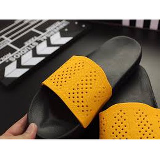 Dép thể thao tổ ông vàng