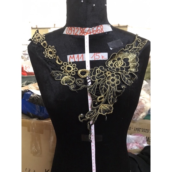 Cổ thêu hoa lệch bên m11