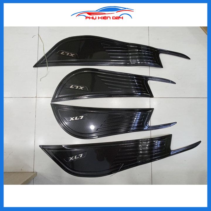 Ốp tapli Suzuki XL7 2020-2022 vân cacbon chống xước va đập khi mở cửa và làm đẹp xe