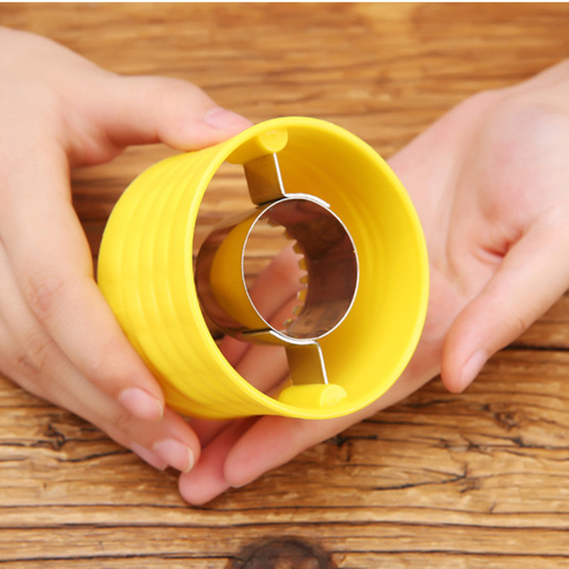 Dụng cụ tách hạt bắp tiện lợi dành cho nhà bếp