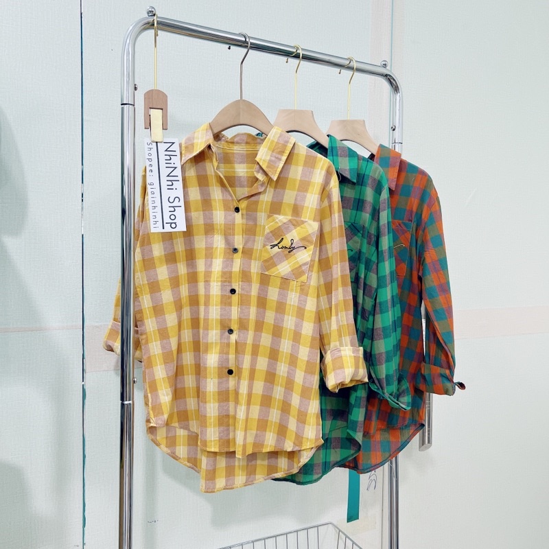 Áo sơ mi kẻ form rộng dài tay, Áo kiểu kẻ caro thêu hình dáng dài SM9533 - NhiNhi Shop