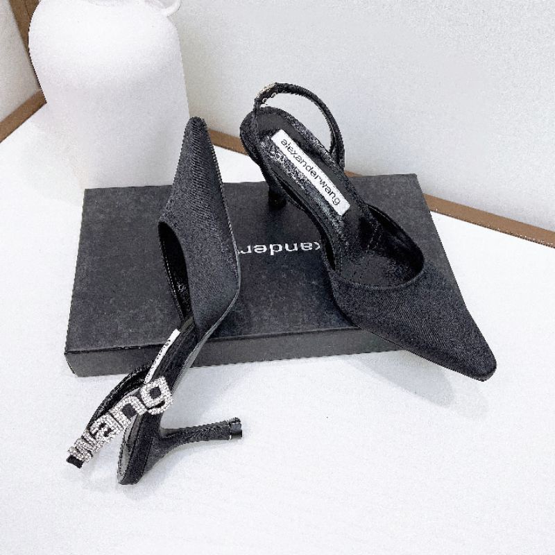 Giày cao gót Wangg lụa hở gót charm chữ đá đen trắng