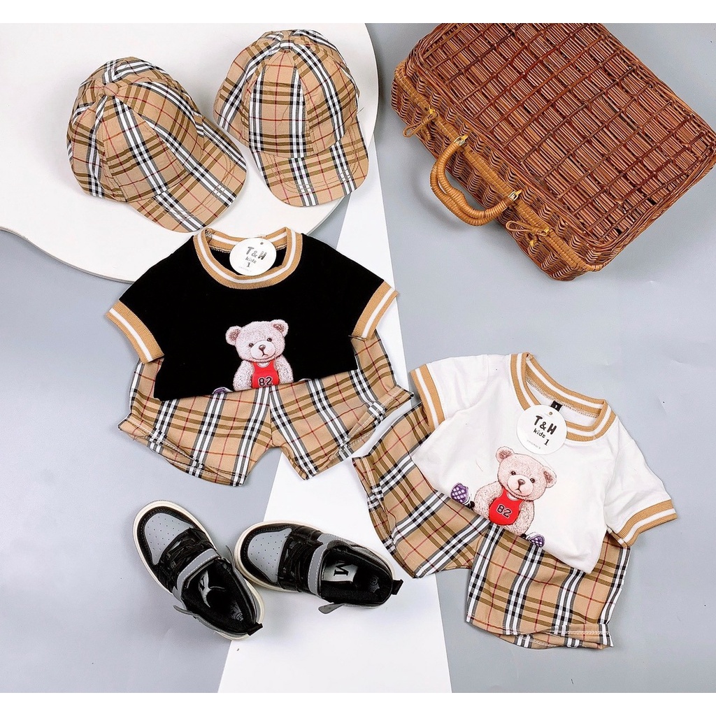 Bộ quần áo bé trai  gồm Áo phông cộc tay in hình gấu, Quần short và Mũ lưỡi trai kẻ ca rô, DUCK312
