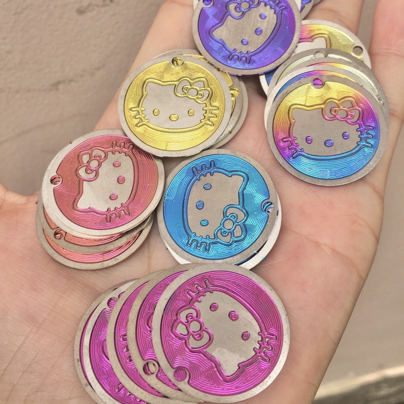 Móc khóa titan mèo kitty đường kính hình tròn lớn 30mm không lo phai màu, mang lại cảm giác gặp nhiều may mắn