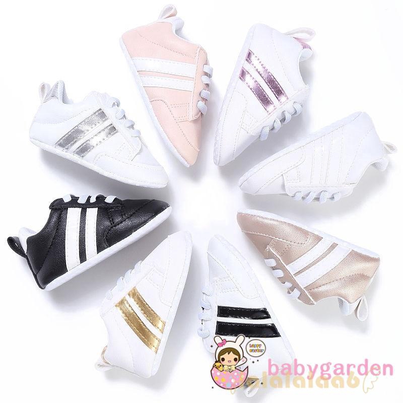 Giày sneaker viền sọc nổi bật xinh xắn cho bé sơ sinh