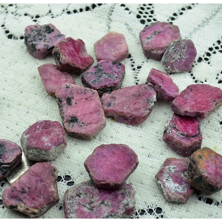 Đá corundum nguồn gốc tự nhiên màu đỏ