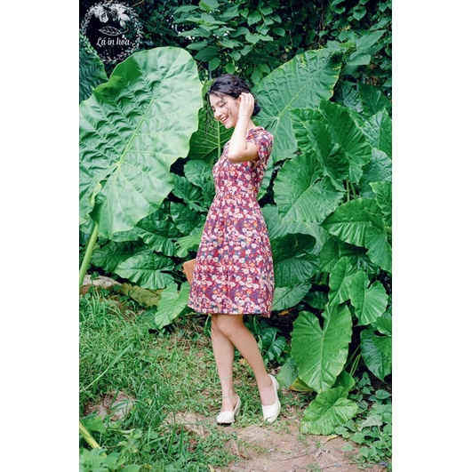 Váy hoa đỏ 2 ve thắt eo dáng xoè Lá in Hoa