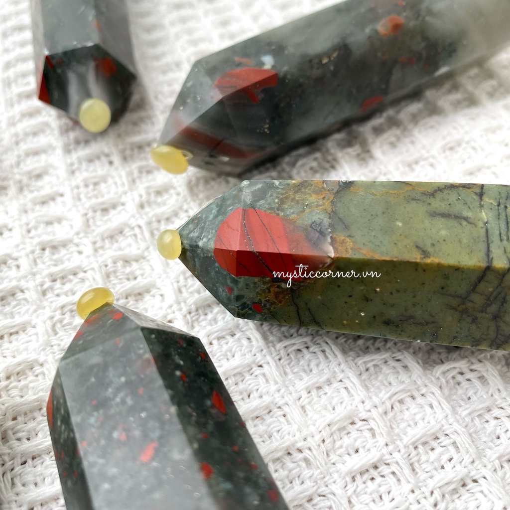Trụ đá Bloodstone (huyết ngọc) dùng trong năng lượng, reiki, Tarot, phong thủy