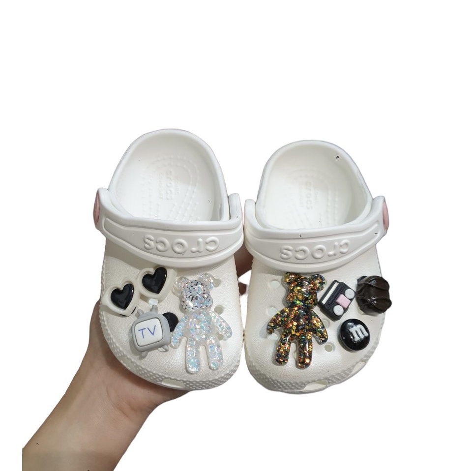 Sục cross cá sấu trắng full charm 2 to và 8 đến 10 charm nhỏ tùy size cho bé hàng xuất dư có lỗi nho ko đáng kể