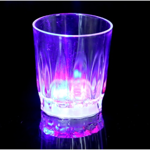 Ly thủy tinh uống có đèn LED dưới đế nhiều màu sắc độc đáo
