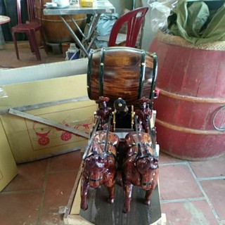 Bom ngựa kéo trống rượu vang