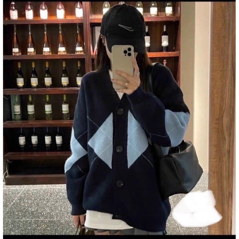 Áo cardigan trám giữa 2 màu xanh be Junnie Closet Áo choàng len họa tiết hình thoi phong cách Hàn Quốc hottrend