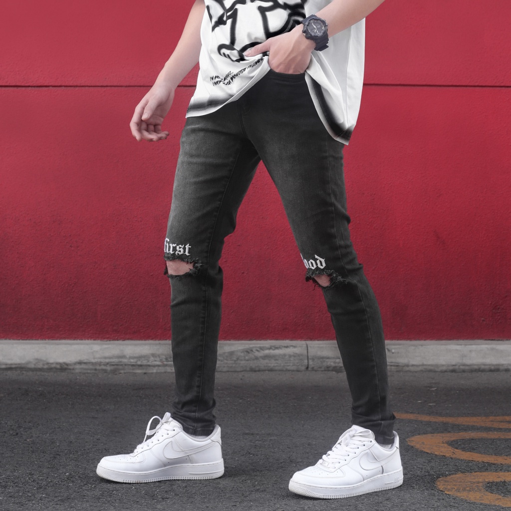 Quần Jean Nam Màu Xám Rách Gối Thêu Chữ First Blood Màu Trắng Chất Liệu Cotton Co Giãn Ống Ôm Form Skinny