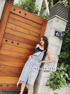 Váy yếm rách