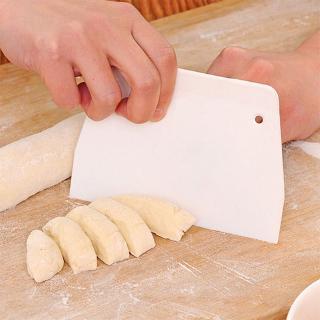 Dao nhựa hình thang cắt bột tạo hình dùng làm bánh tiện dụng