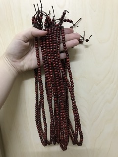 Chuỗi gỗ cổ màu đỏ nâu 108 hạt