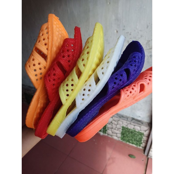 Dép tổ ong loại mỏng nhẹ nhàng dễ mang.