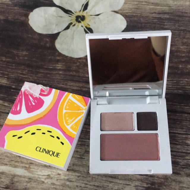 Phấn má hồng kèm phấn mắt siêu xinh của Clinique tách sét