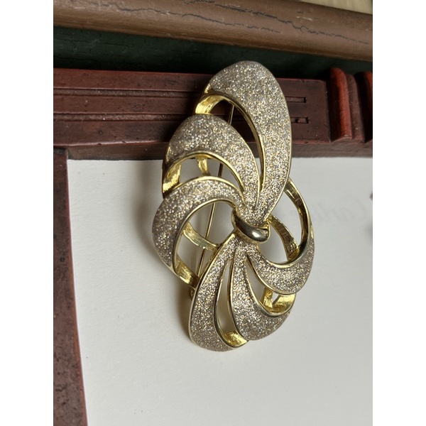 Cài áo vintage-thiết kế hình xoáy đính kim tuyến ánh kim