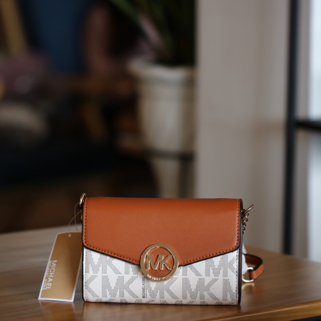 Túi MICHAEL KORS trắng JET SET