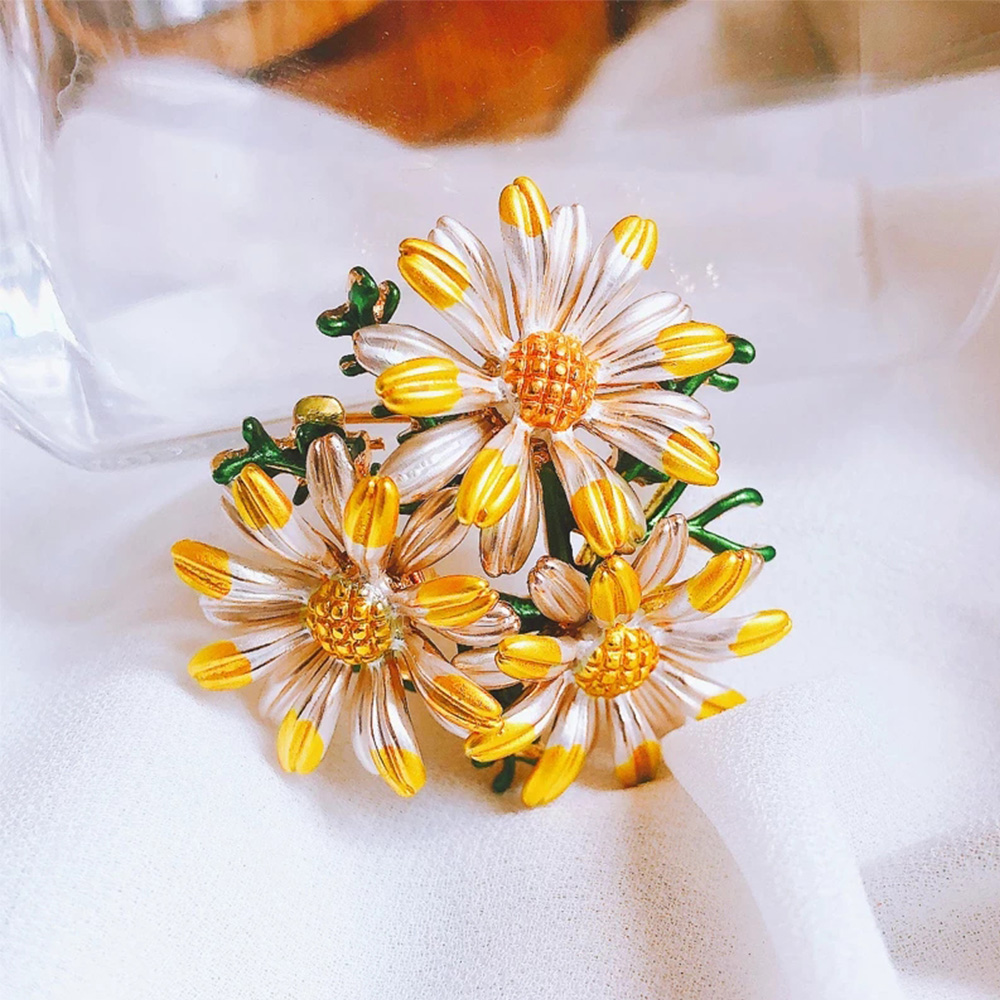 FORBETTER Women Jewelry Daisy Brooches Cute Scarf Clip Enamel Pin Flower Badges Women 1Pc Fashion Daisy Flower Ladies Collar Pins/Multicolor