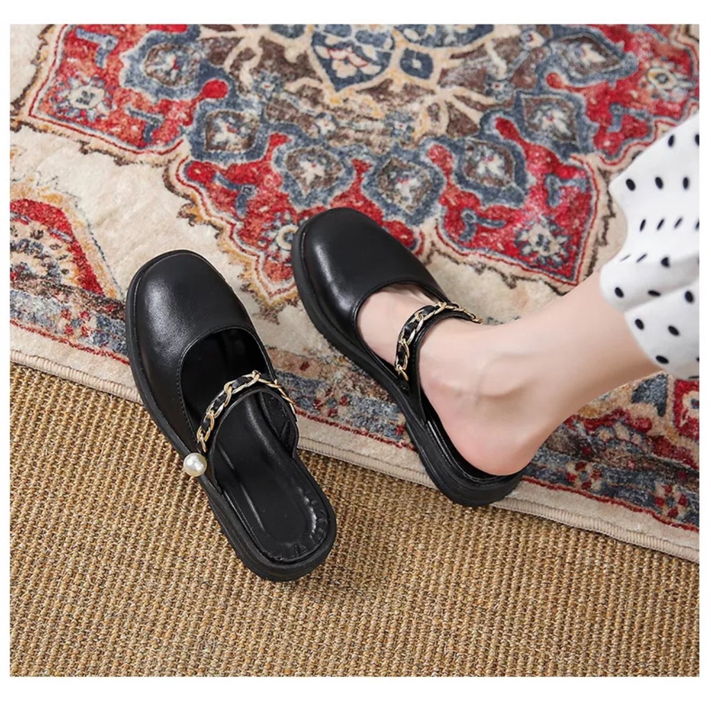 Giầy nữ, Giày sục nữ mũi tròn có quai xích