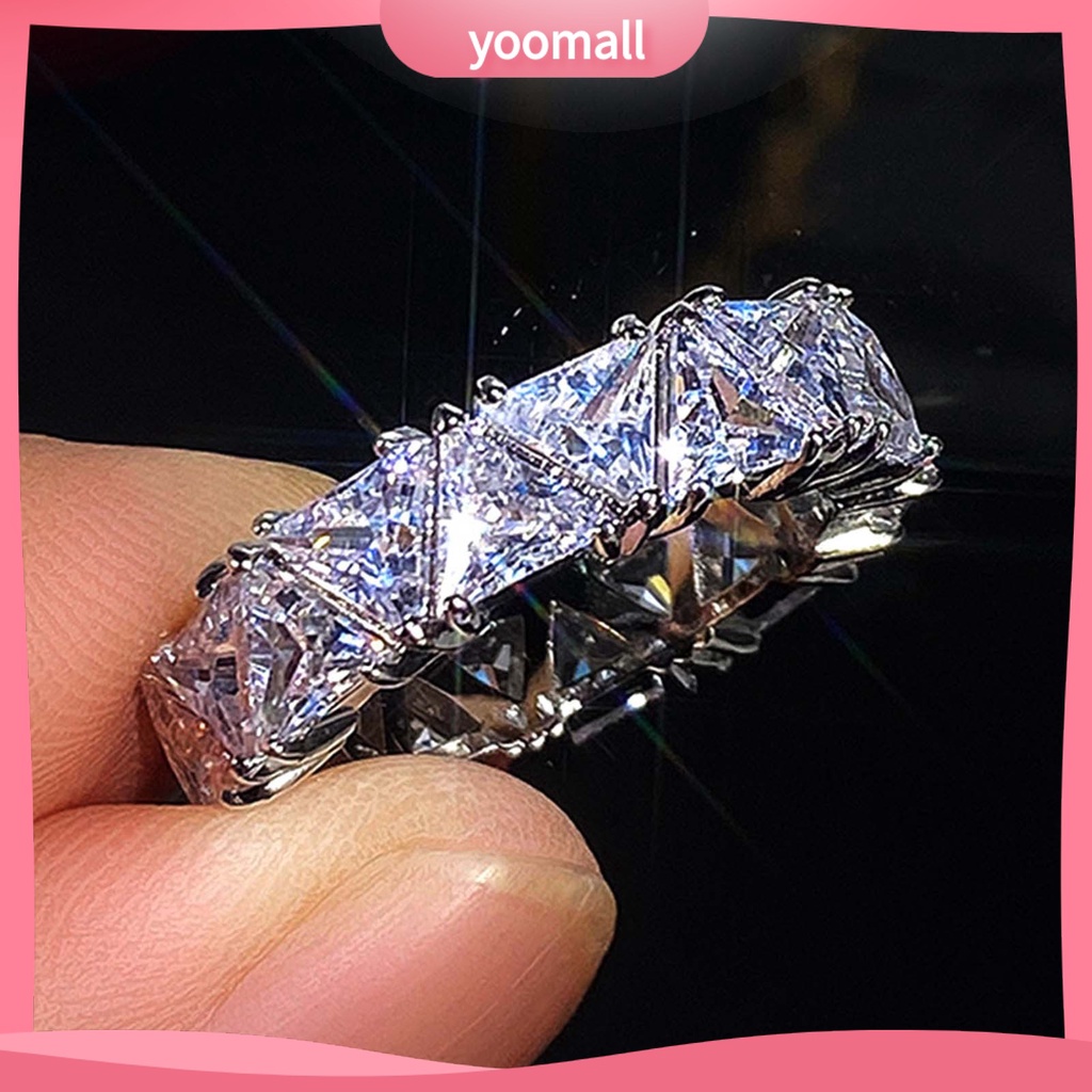 Nhẫn đính hôn đính đá lấp lánh