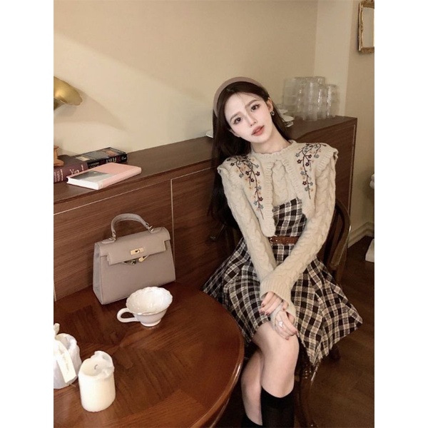 Áo len cổ sen quảng châu phối yếm Dạ caro