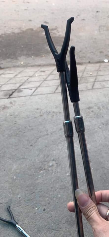 Chống cần inox xoay đầu và có lớp cao su bọc chống xước cần