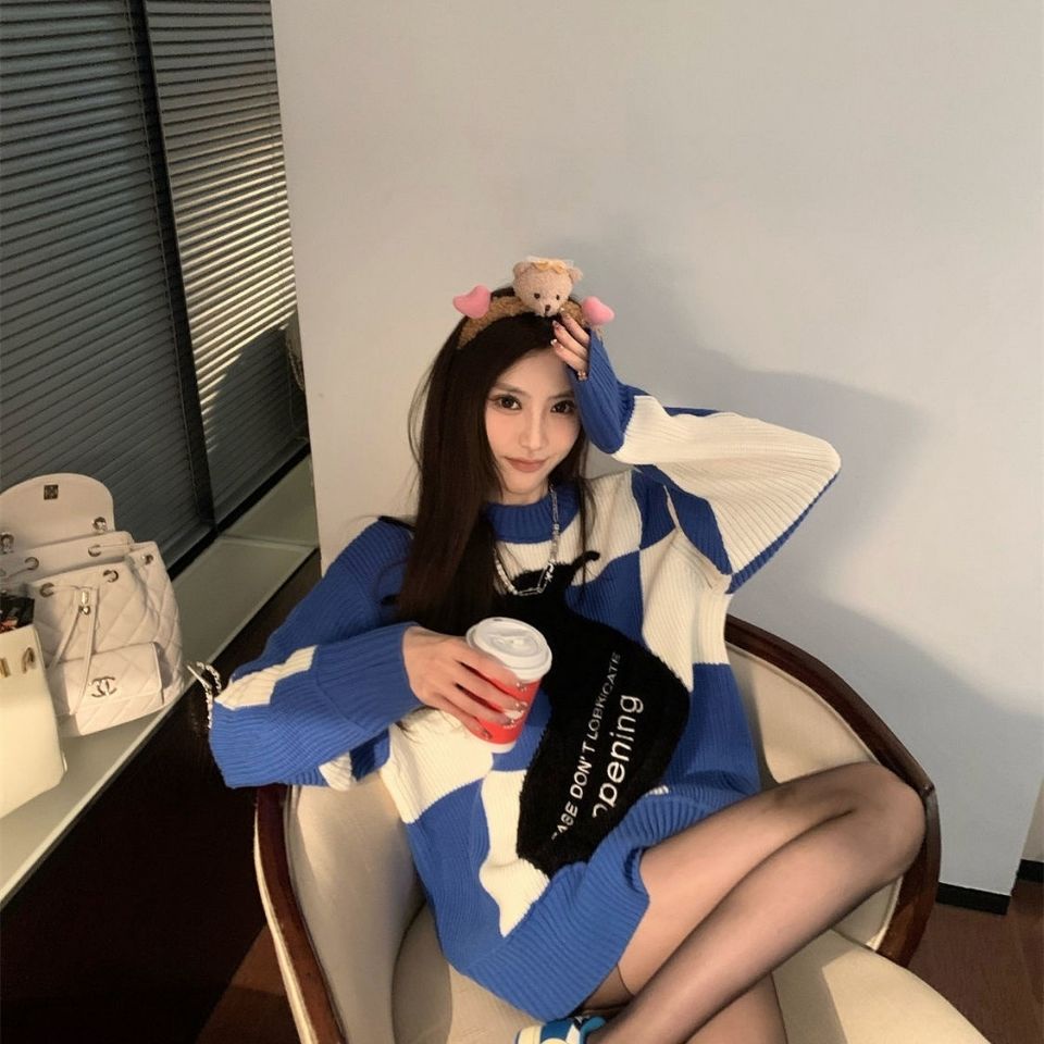 Áo sweater dệt kim tay dài thêu họa tiết màu xanh dương/ trắng phong cách Hàn Quốc