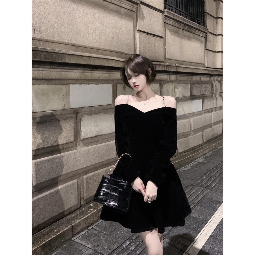 Đầm Nhung Đen Dáng Chữ A Dài Tay Trễ Vai Gợi Cảm