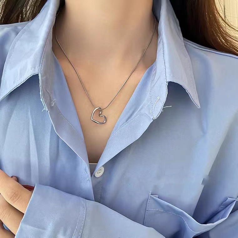 Vòng cổ Mặt Trái Tim Rỗng Màu Sắc Bạc Thời Trang Cho Nữ