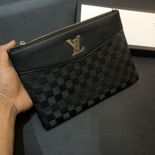 Ví cầm tay LV ô vuông đen