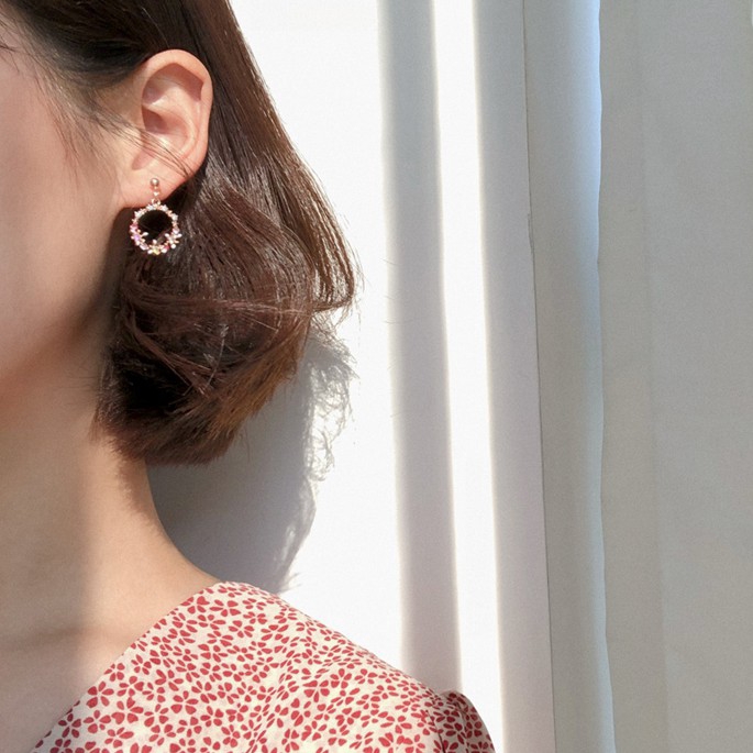 Bông tai kiểu tròn đính đá họa tiết hoa thời trang Hàn Quốc ngọt ngào và dễ thương A622 | BigBuy360 - bigbuy360.vn