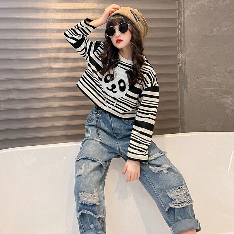 Set áo cotton in tràn thêu mặt gấu quần jean rách bé gái