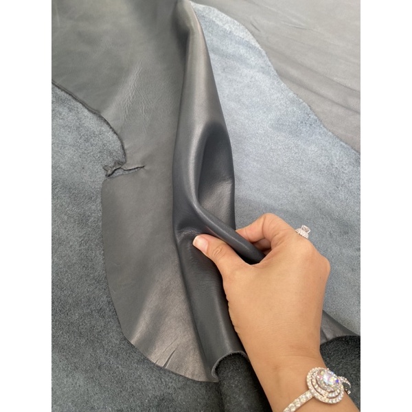 Da bò màu xám đen