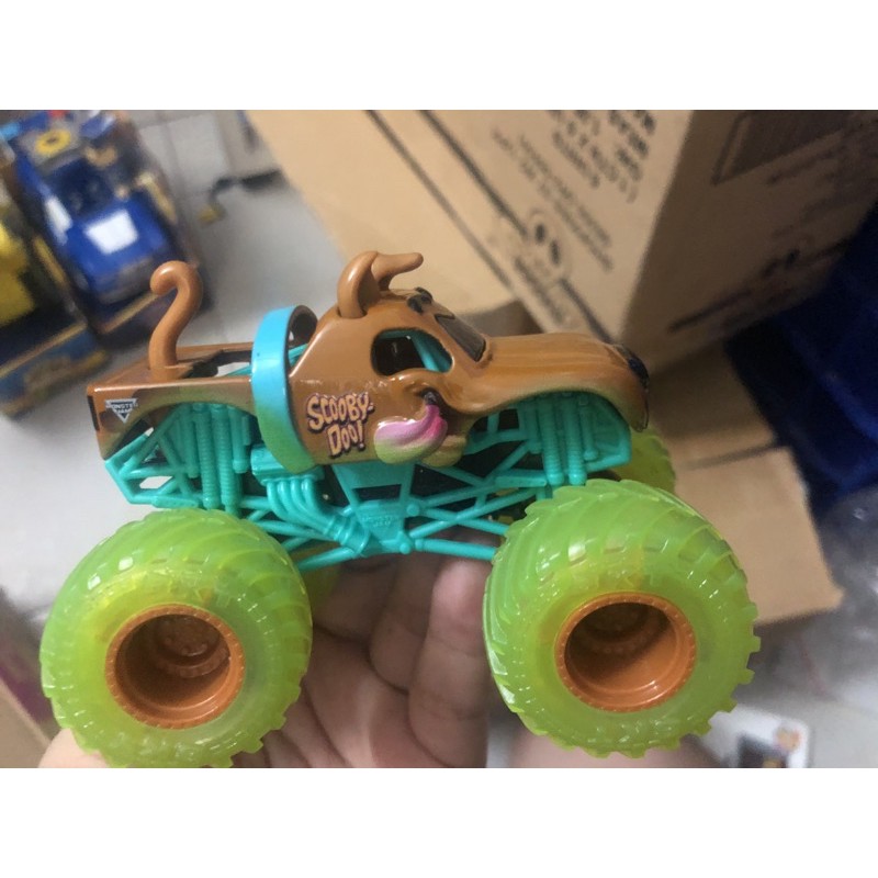 Xe Monster jam chó đien đổi màu