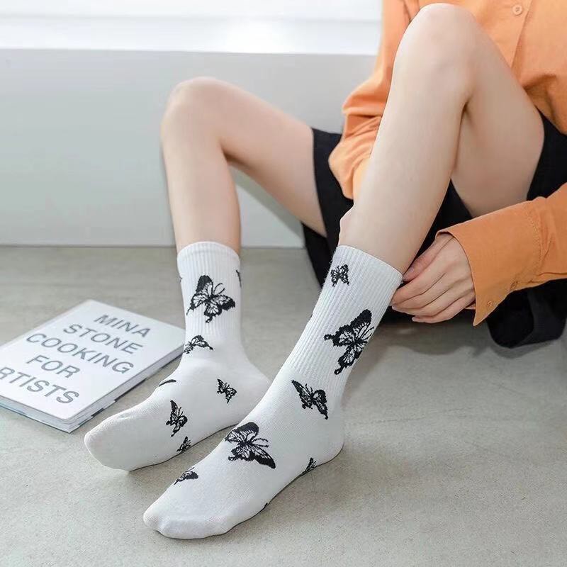 Vớ cao cổ Vemico unisex màu đen trắng hoạ tiết butterfly TN38