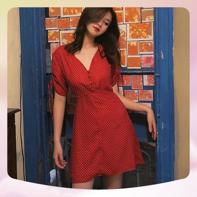 Váy đỏ chấm bi cổ V