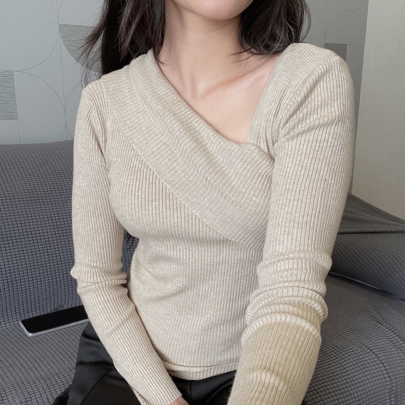 Áo len dài tay lệch vai, cổ cách điệu phong cách Hàn Quốc