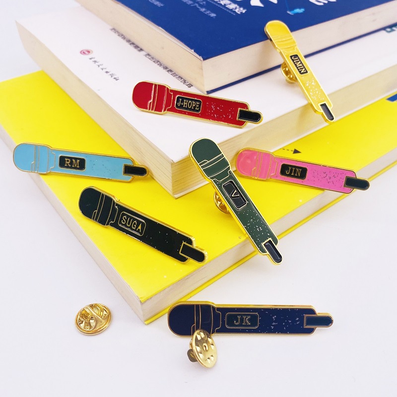 Ghim Cài Áo Hình Micro Của BTS