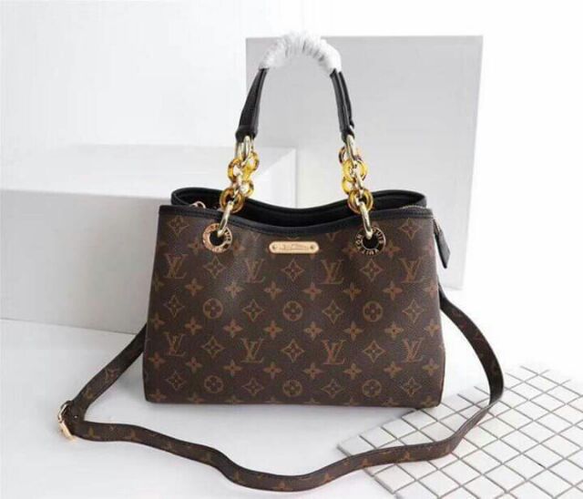 Lv vip size 30
-Da thật không pha
-Kèm hộp nam châm vip
-4 màu: đen, đỏ, nâu, vân rắn.
- Mã: MME0CT